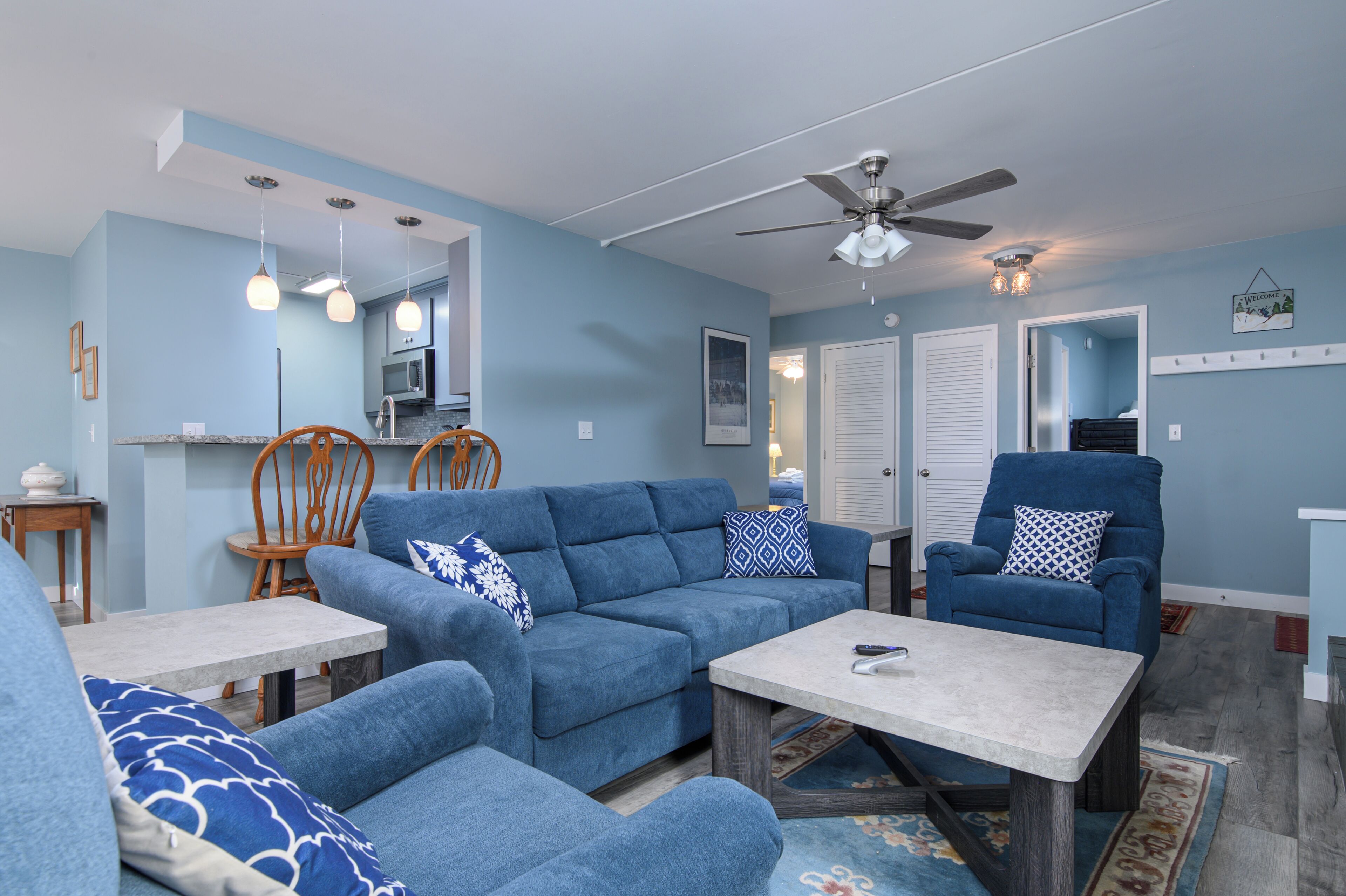 Een smart-tv, een open haard en boeken