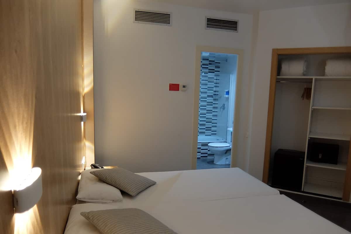 Down comforters, minibar, in-room safe, desk