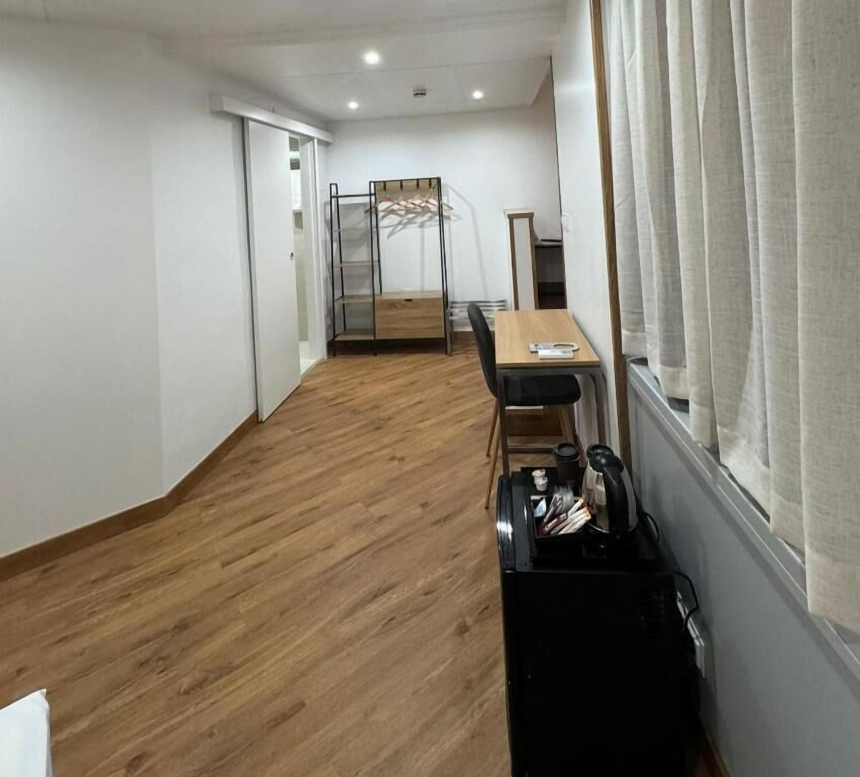 Cubrecamas, minibar, caja de seguridad en la habitación y escritorio 