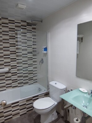 Shower, hair dryer, towels, soap - HOTEL MEDICIS (Barcelona)