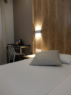 Habitación económica con 1 cama doble o 2 individuales | Edredones de plumas, minibar, caja fuerte y escritorio