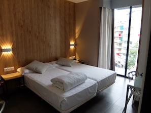 Down comforters, minibar, in-room safe, desk - HOTEL MEDICIS (BARCELONA)