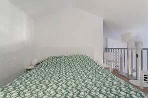 Tabla de planchar con plancha y ropa de cama 