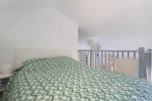 Iron/ironing board, bed sheets - Apartment 'Collioure' with Sea View, Balcony and Air Conditioning (Collioure)