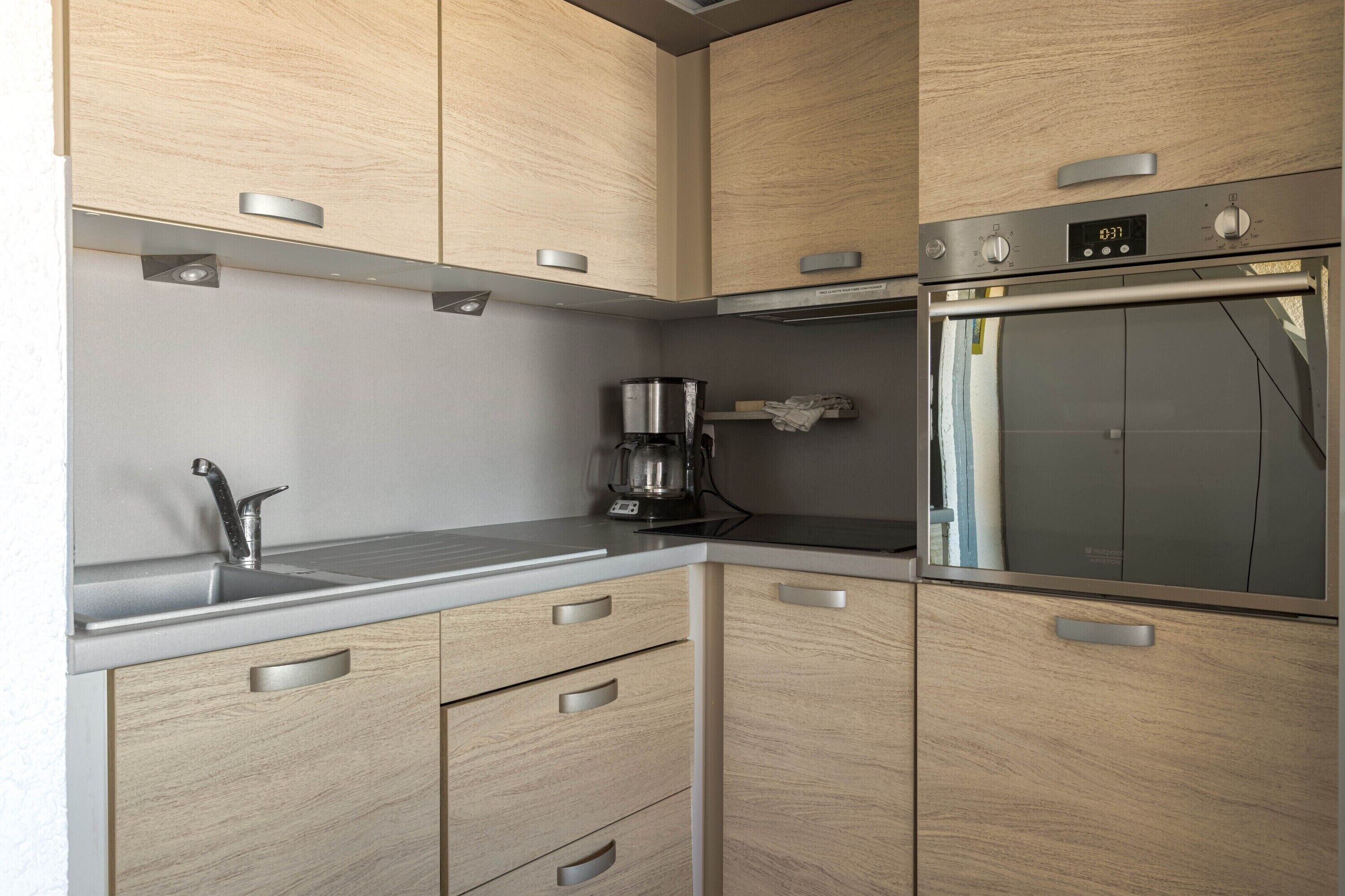 冷蔵庫、電子レンジ、オーブン、コンロ