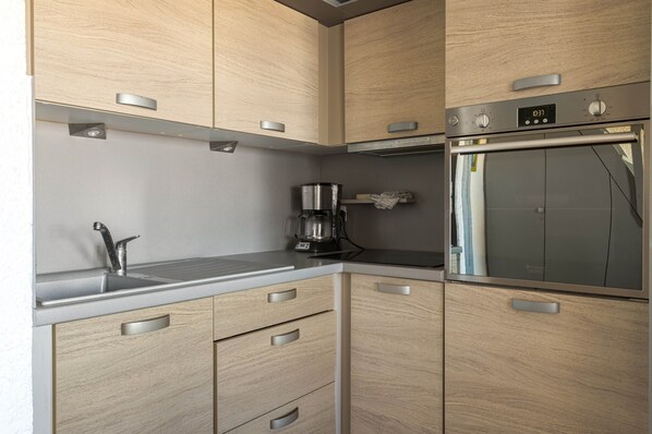 冷蔵庫、電子レンジ、オーブン、コンロ