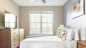 Desk, iron/ironing board, WiFi, bed sheets - Landing | Spectacular 1BD, Gym, Clubhouse (Atlanta)