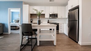 Apartment (1 Bedroom) | Private kitchen | Fridge, coffee/tea maker - Landing Furnished Apartments - Alexandria (Alexandria)