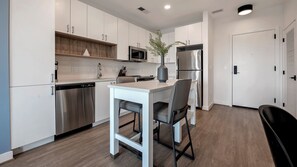 Appartement (1 Bedroom) | Cuisine privée | Réfrigérateur, micro-ondes, four, plaque de cuisson