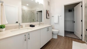 Appartamento (1 Bedroom) | Bagno | Set di cortesia gratuito, asciugacapelli, asciugamani, sapone