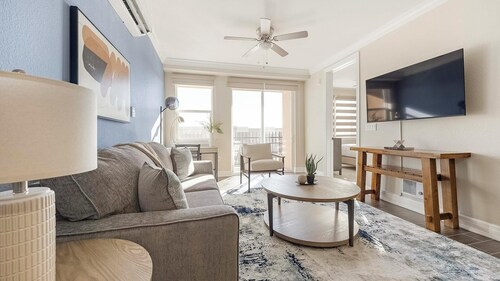 Landing | Spectacular 1BD, Pool, Clubhouse