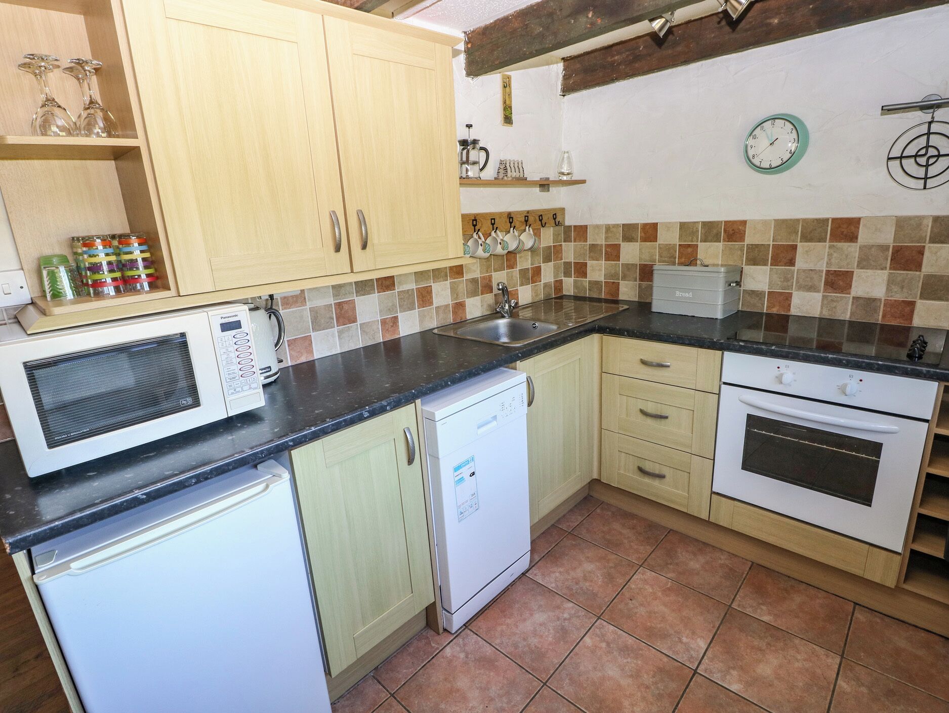 Cottage | Private kitchen | Dishwasher, cookware/dishes/utensils