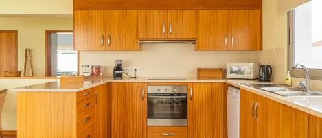 Réfrigérateur, micro-ondes, four, lave-vaisselle