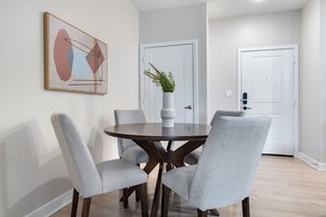 Apartment (2 Bedrooms) | Dining room - Landing Apartments West Windsor (Windsor)