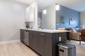 Huoneisto (2 Bedrooms) | Yksityinen keittiö | Jääkaappi, mikroaaltouuni, uuni, liesi