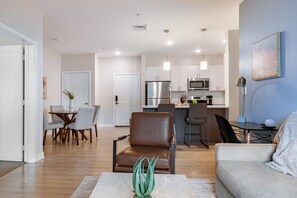 Departamento (2 Bedrooms) | Área de sala de estar | Televisión de 50 pulgadas con canales digitales 