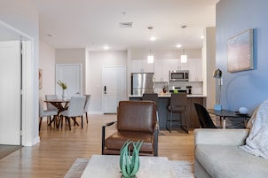 Un apartamento moderno con comedor, cocina y sala de estar.