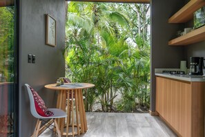 Bungalow, 1 King-Bett, eigener Pool, Gartenblick | Wohnbereich