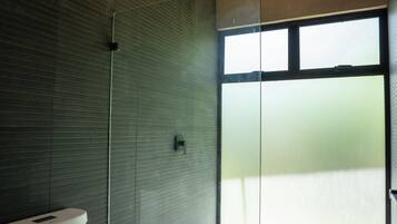 Bungalow, 1 King Bed, Private Pool, Garden View | Bathroom