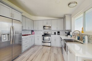 Fridge, microwave, oven, stovetop - Beautiful dog-friendly home w deck & ocean view - enclosed yard, steps to sand (Galveston)