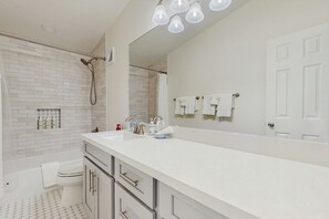 Hair dryer, towels - Beautiful dog-friendly home w deck & ocean view - enclosed yard, steps to sand (Galveston)