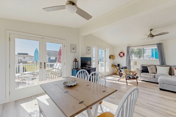 Interior - Beautiful dog-friendly home w deck & ocean view - enclosed yard, steps to sand (Galveston)