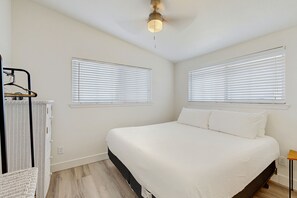 3 bedrooms, iron/ironing board, Internet, bed sheets - Beautiful dog-friendly home w deck & ocean view - enclosed yard, steps to sand (Galveston)