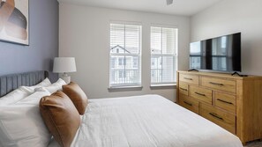 Escritorio, tabla de planchar con plancha, wifi y ropa de cama