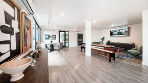 Una hall moderna con reception, area salotto e opere d'arte alle pareti.