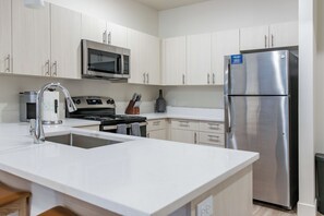 Departamento (2 Bedrooms) | Cocina privada | Refrigerador y cafetera y tetera 