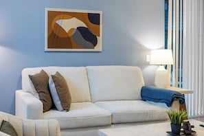 Appartement (2 Bedrooms) | Coin séjour | TV connectée de 50 pouces avec chaînes numériques