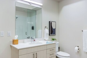 Apartment (2 Bedrooms) | Bathroom | Free toiletries, hair dryer, towels, soap - Landing Apartments Salt Lake City (Salt Lake City)