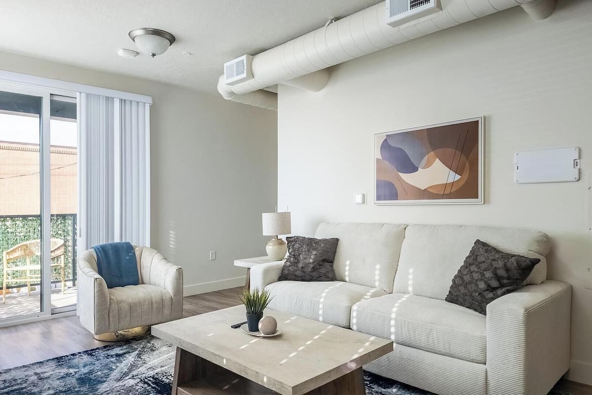 อพาร์ทเมนท์, 2 ห้องน้ำ (2 Bedrooms) | บริเวณนั่งเล่น | สมาร์ททีวี 50 นิ้ว พร้อมช่องดิจิตอล