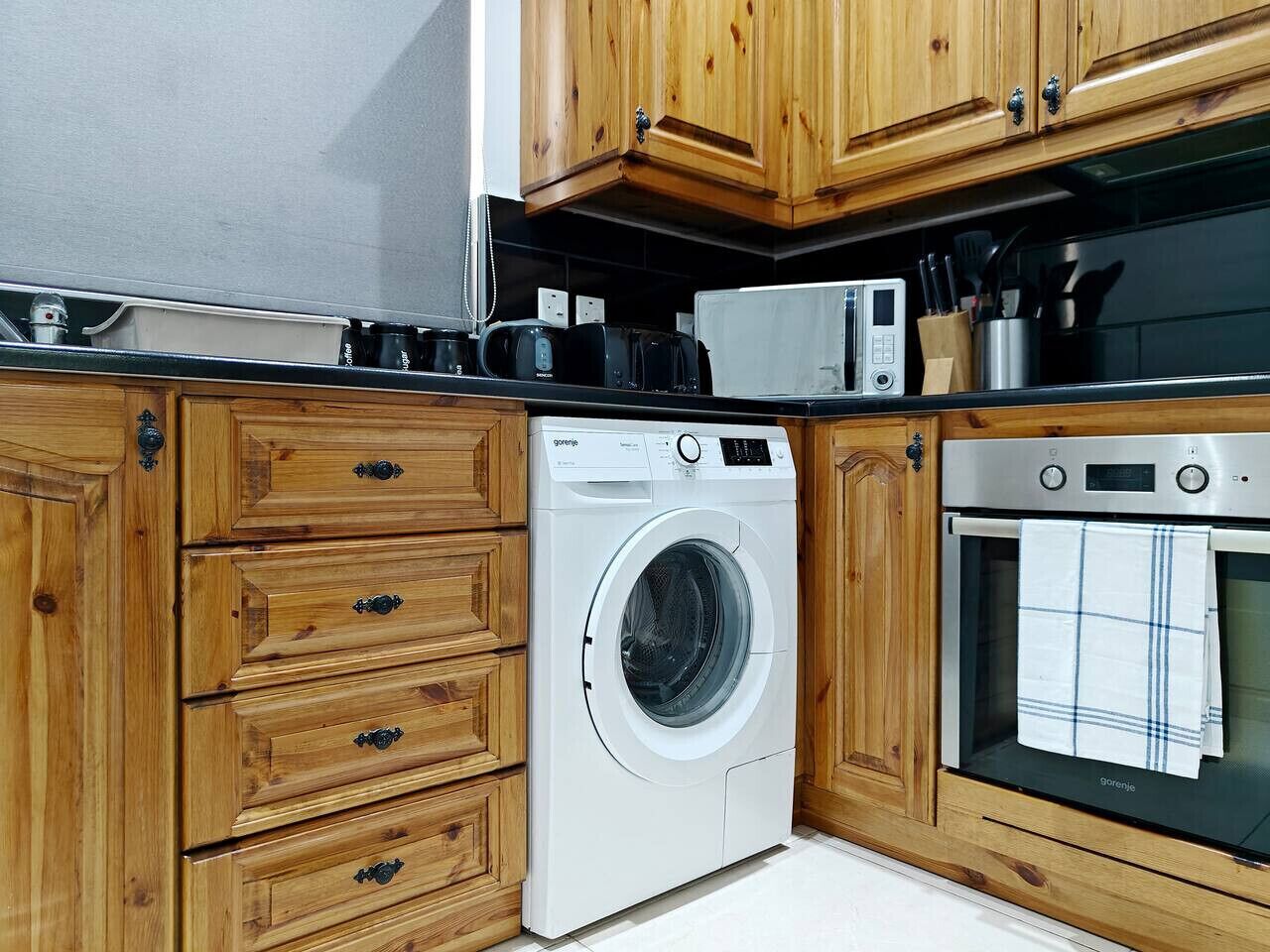 Kylskåp, mikrovågsugn, ugn och spishäll