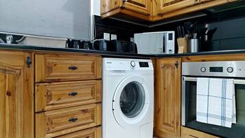 雪櫃、微波爐、焗爐、爐具