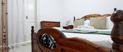 Iron/ironing board, WiFi, bed sheets