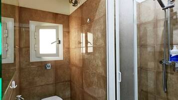 SĂšche-cheveux, serviettes fournies