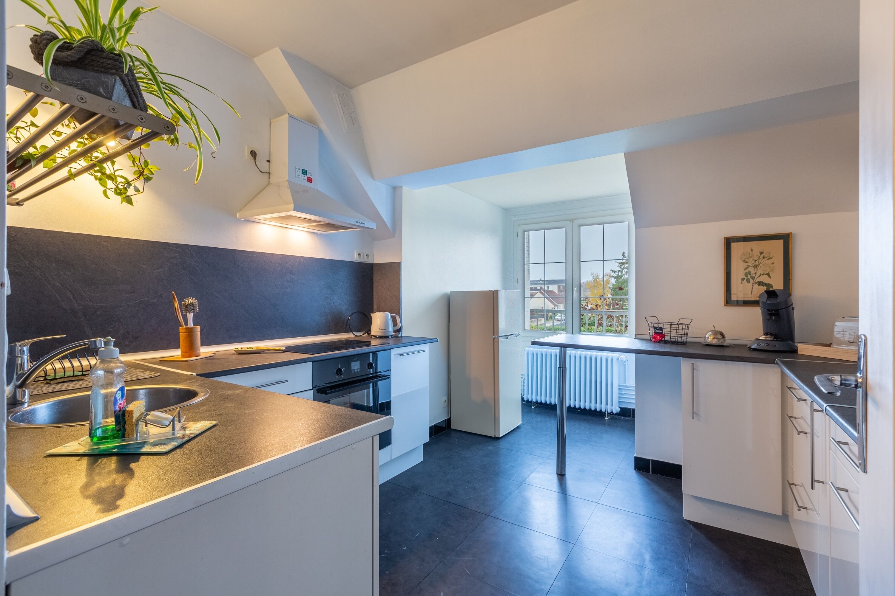 Réfrigérateur, four, cafetière/bouilloire, grille-pain