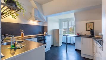 Fridge, oven, coffee/tea maker, electric kettle