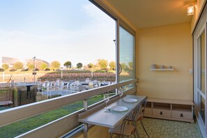 Dining - A Joaninha - Vue sur le Port (Courseulles-sur-Mer)