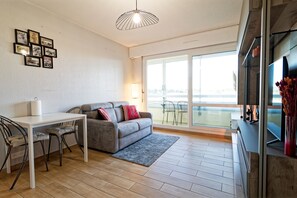 TV, stereo - A Joaninha - Vue sur le Port (Courseulles-sur-Mer)