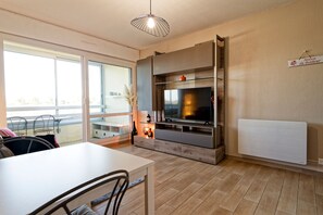 TV, stereo - A Joaninha - Vue sur le Port (Courseulles-sur-Mer)