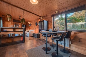 Dining - Gîte Insolite Carpe Diem (La Haie-Traversaine)