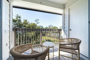 Property grounds - Landing | Chic 1BD, Tennis Court, Gym (Palm Bay)