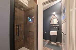 舒適客房 | 浴室 | 淋浴設備、風筒、提供毛巾、番梘