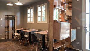 A classroom with desks, chairs, and a wooden bookshelf. - Villa Bredina (Brescia)