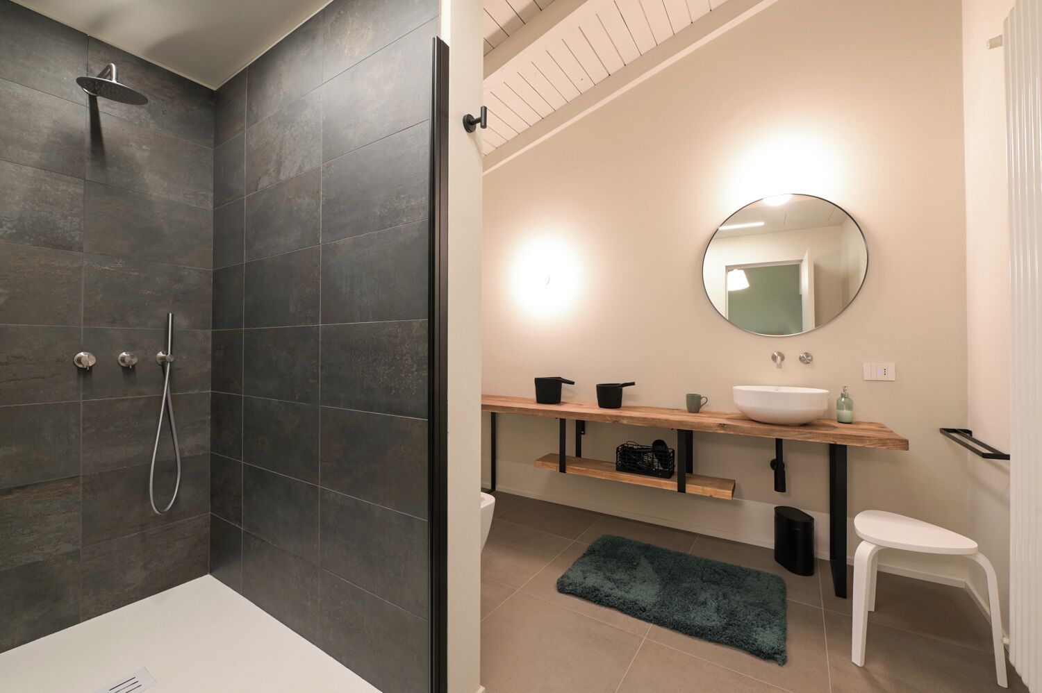 Chambre Classique, vue jardin | Salle de bain | Douche, sèche-cheveux, serviettes fournies, savon