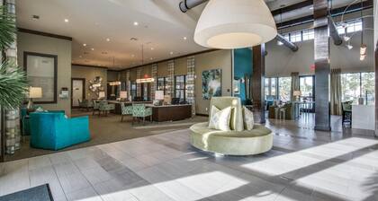 Landing | Chic 1BD, Clubhouse, Pool