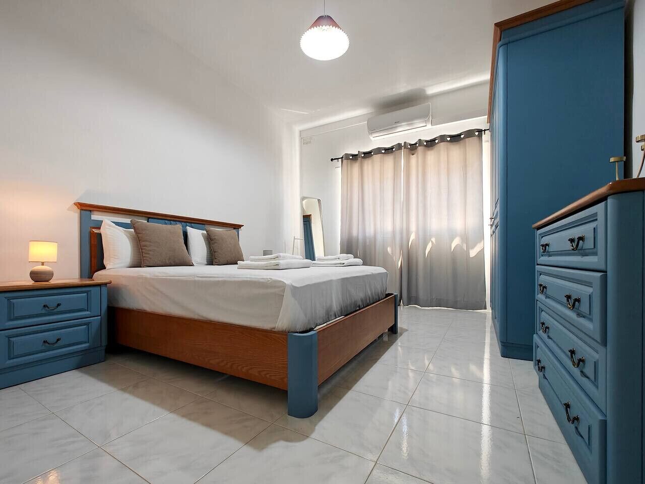 Escritorio, tabla de planchar con plancha, wifi y ropa de cama