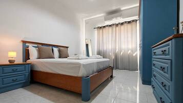 Escritorio, tabla de planchar con plancha, wifi y ropa de cama